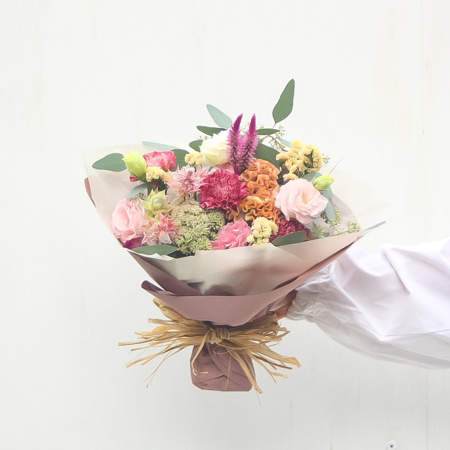 【季節の花束】ピンク■Sサイズ/送料込み+クール便¥330(5月～10月)+クール便¥330(5月～10月)