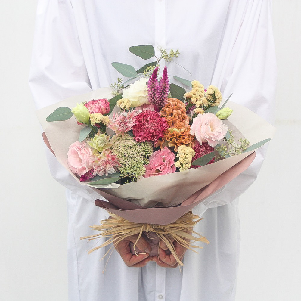 【季節の花束】ピンク■Sサイズ/送料込み+クール便¥330(5月～10月)+クール便¥330(5月～10月)