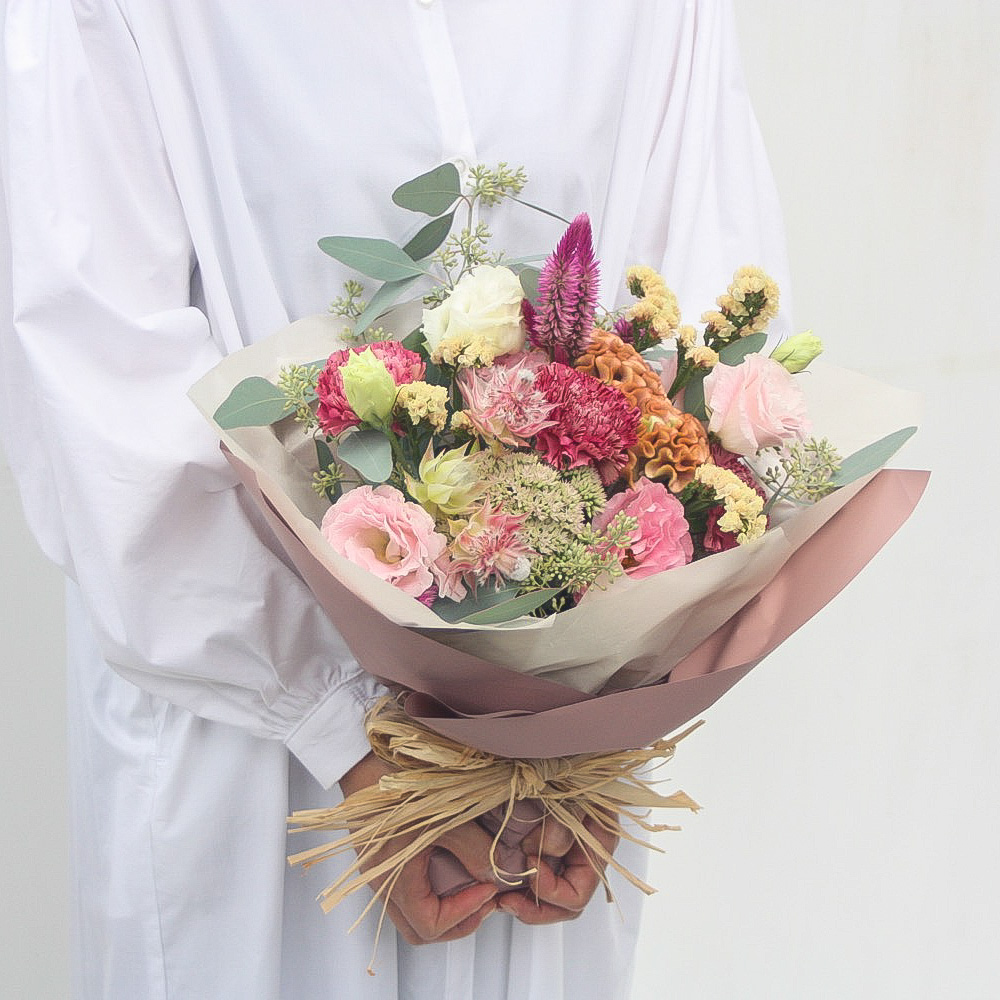 【季節の花束】ピンク■Sサイズ/送料込み+クール便¥330(5月～10月)+クール便¥330(5月～10月)