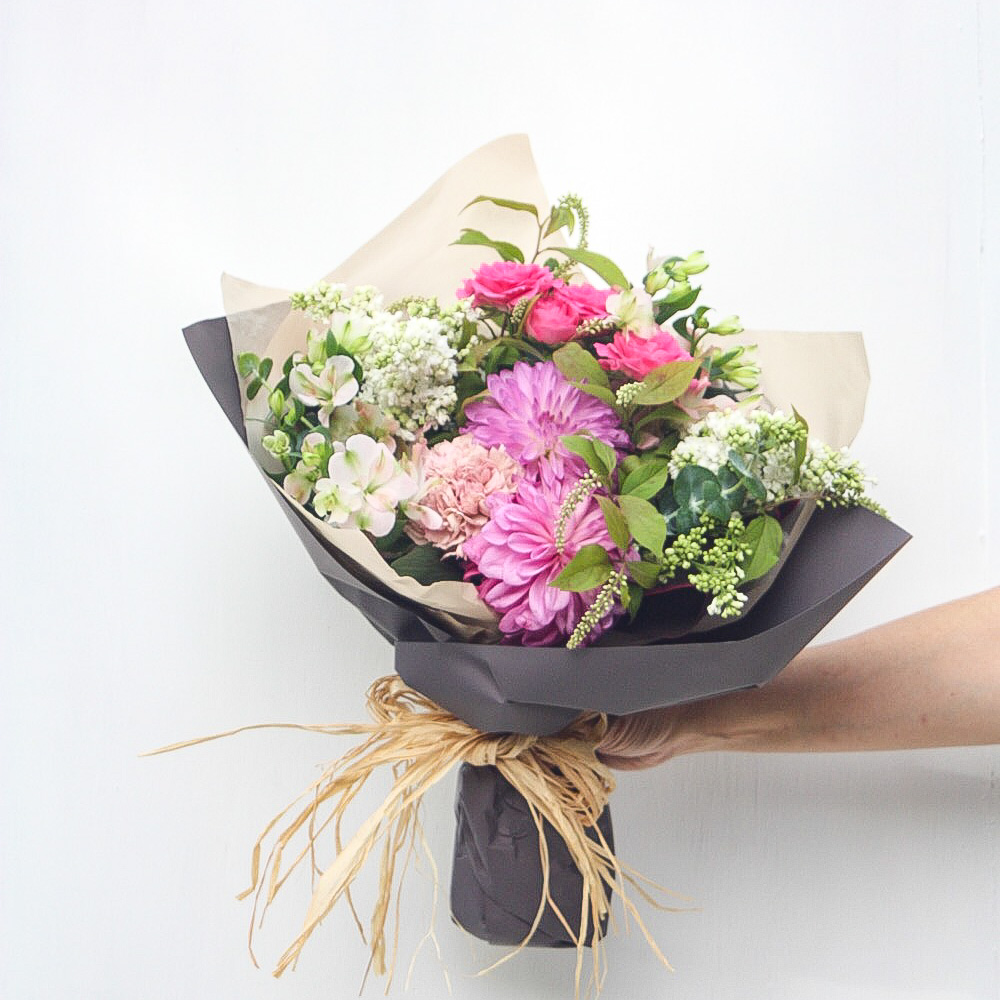 【季節の花束】ピンク■Sサイズ/送料込み+クール便¥330(5月～10月)+クール便¥330(5月～10月)