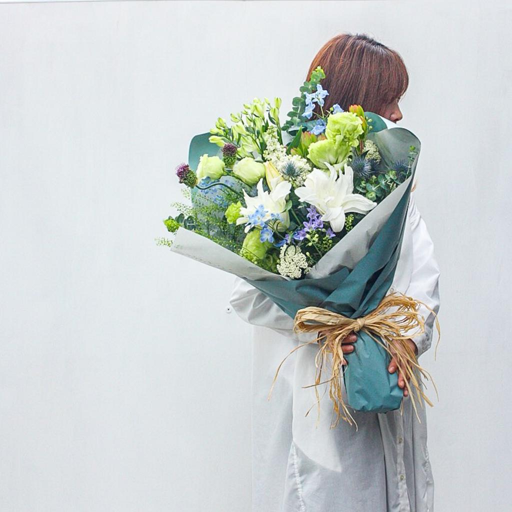 【季節の花束】ホワイト×ブルー■Mサイズ/送料込み+クール便 ¥300(5月～10月)