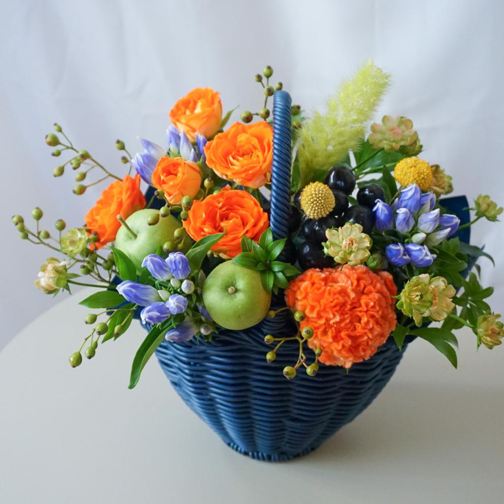 【敬老の日のお花】バスケットのアレンジメント◇ネイビー×オレンジ/送料込み＋クール便¥330
